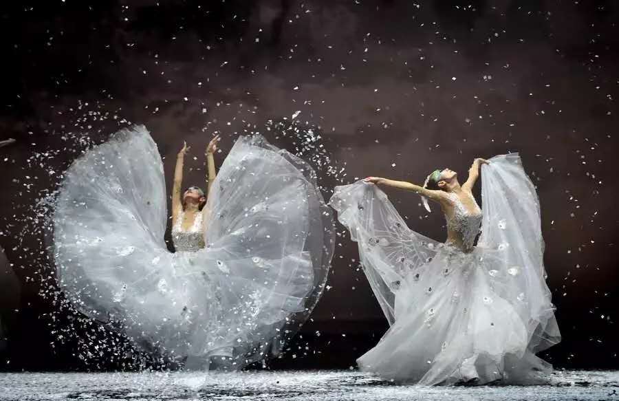 疯魔的杨丽萍：为舞蹈终身不育，一周睡1小时，被冯小刚叹为天仙