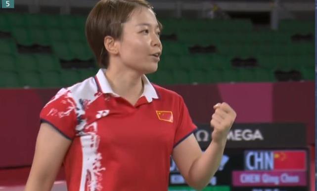 奥运会女子羽毛球双打的比赛视频(2-0！国羽女双让韩国队全军覆没！贾一凡救球摔到对手的场地)