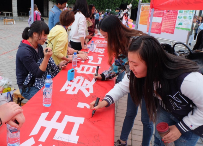 青岛大学“举牌女神”，气质和司藤有点像，网友觉得是服装出彩