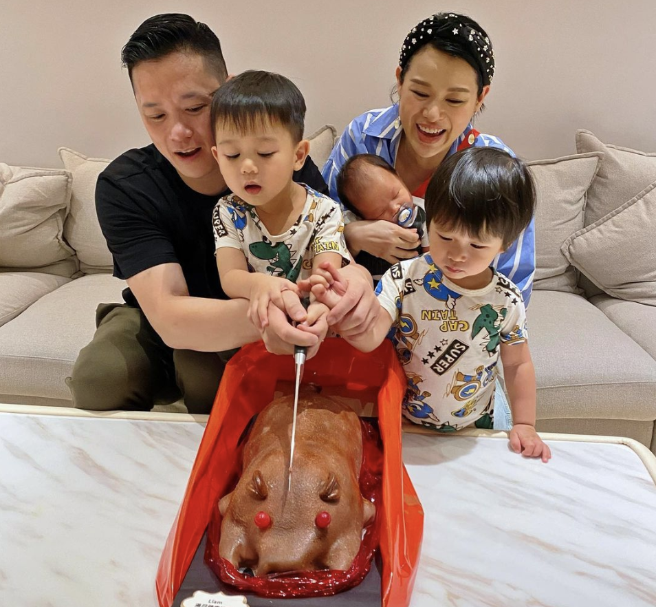 胡杏儿42岁生日，李乘德晒全家福喊老婆“女王”，仨儿子帅气可爱