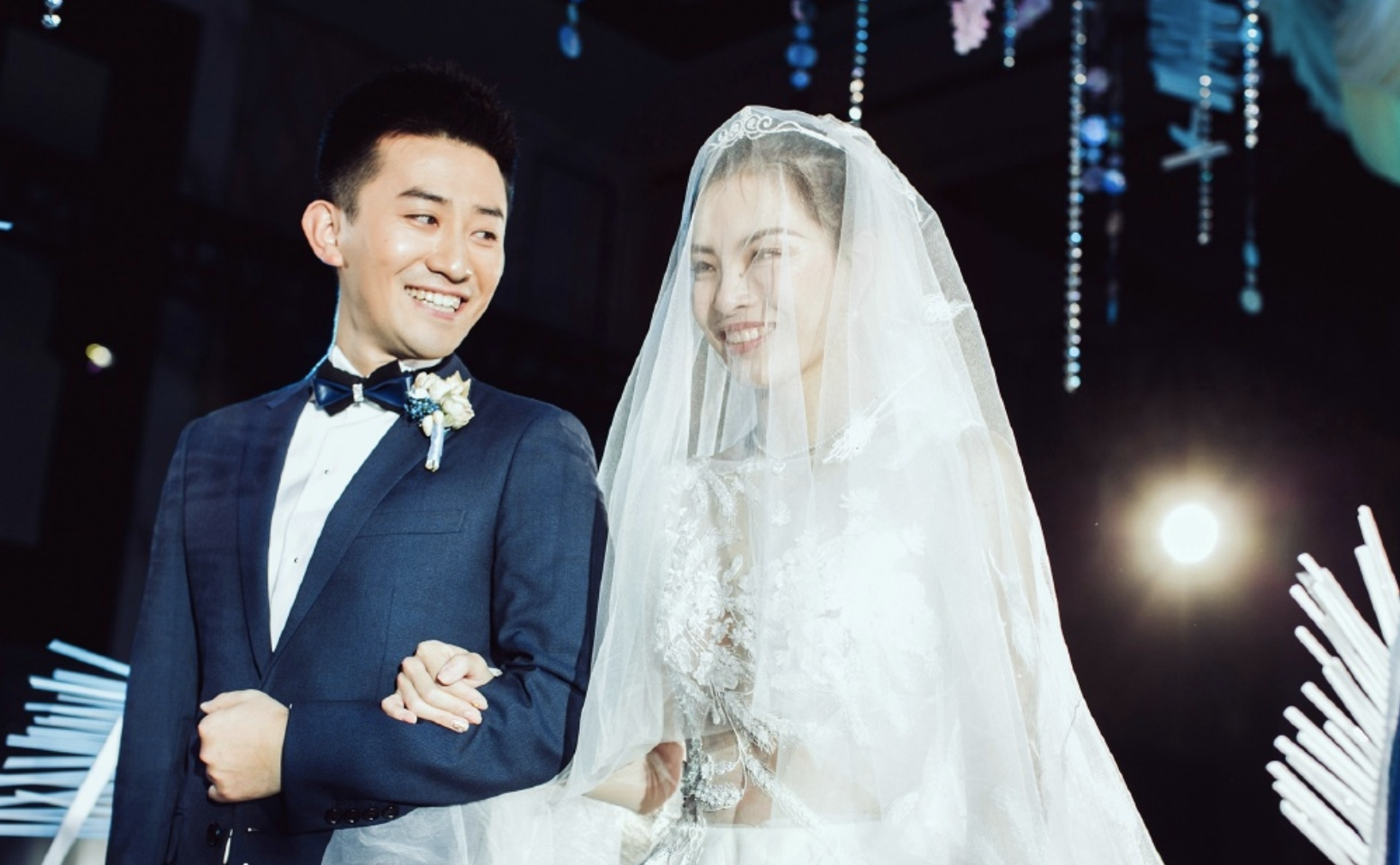 到结婚生子,日子越来越幸福,再回顾陈露为霍尊复出的9年,却将青春喂了