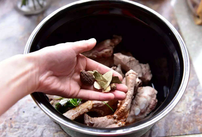 炖肉放什么调料(无论炖哪种肉别忘记加这2种香料)