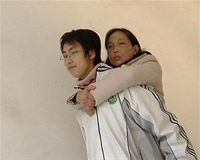 2005年“背母上学”的刘霆，十年后变性，参加选美比赛成功获奖