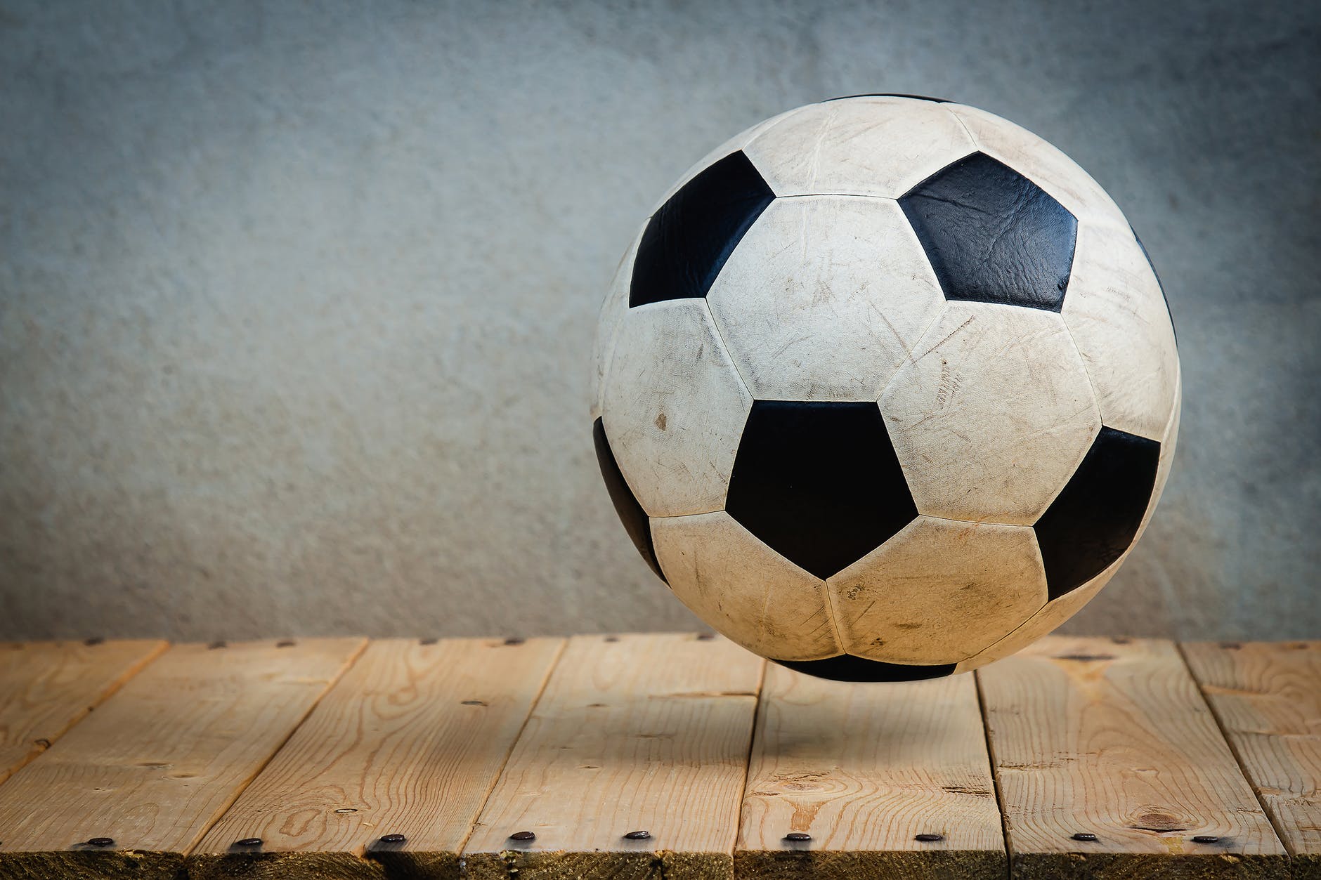 足球什么是大球什么是小球(足球为什么是由黑白相间的32块皮组成的，是因为美？不，是数学)