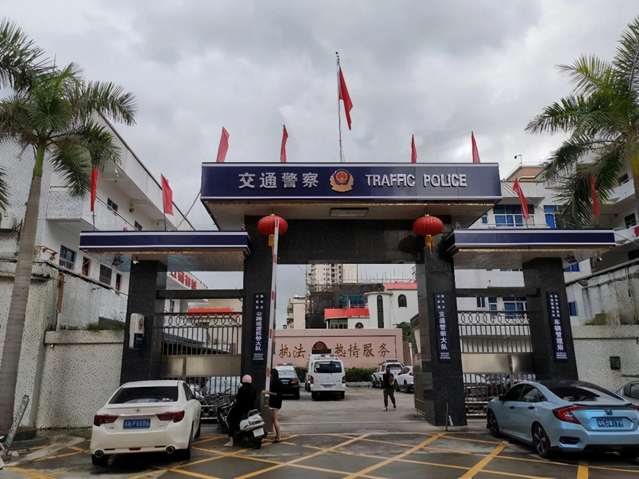 行驶证是代表车子归谁所有吗，跟登记本有什么关系