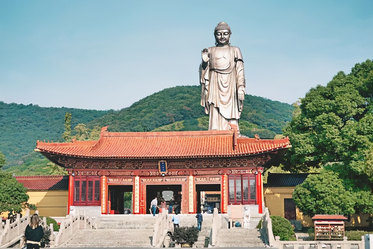 世界上最大释迦摩尼佛像，相当于30层楼高