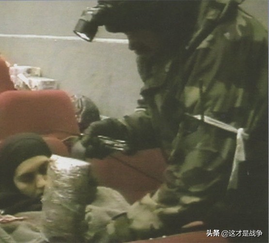俄罗斯最大的人质劫持事件，普京双手掩面，人生第一次跪在神像前