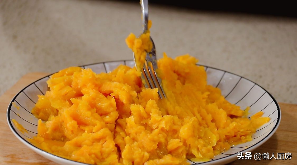 天气越冷，红薯越来越甜，遇到酥皮红薯饼别手软，3张手抓饼搞定