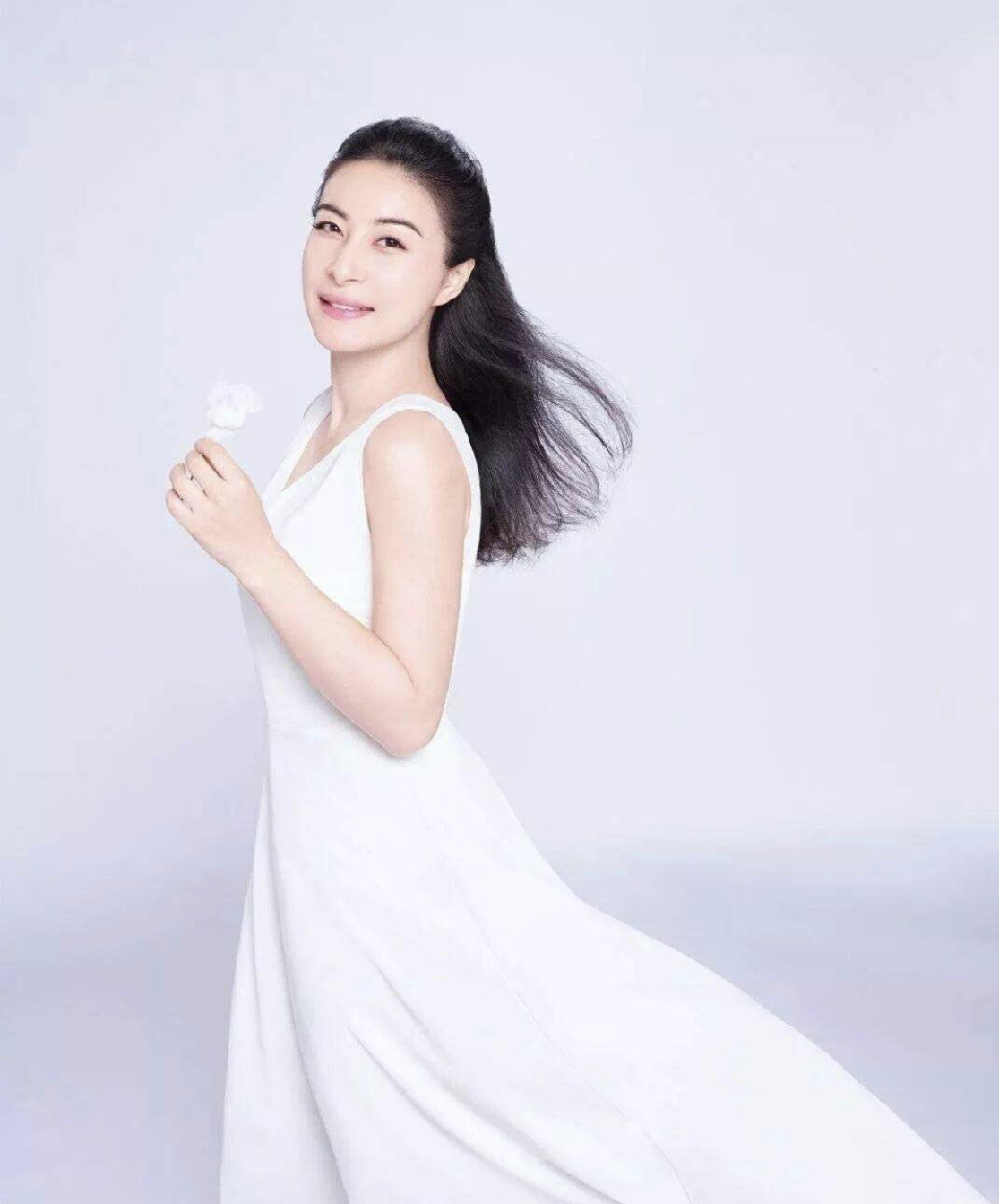 郭晶晶真的不背名牌包吗(郭晶晶难得背15万爱马仕出门,走路样子像遛弯