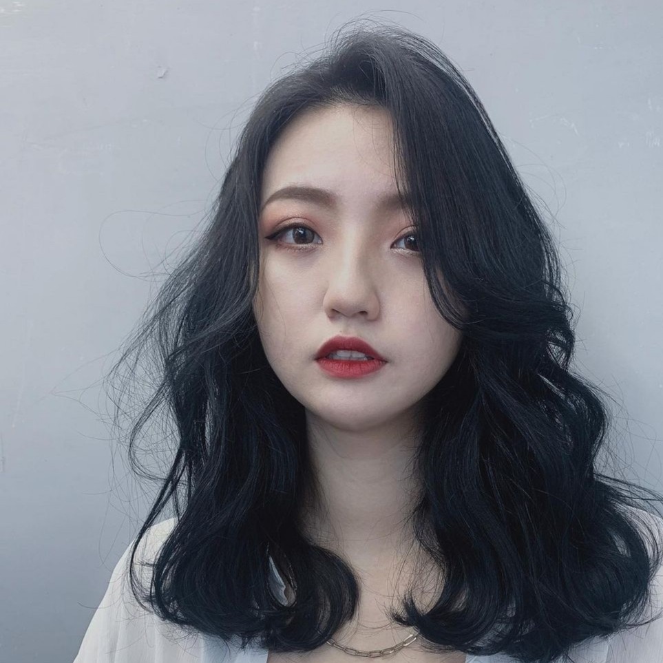 短发像假小子，长发又太热，今年流行中短发，让大脸能小一圈