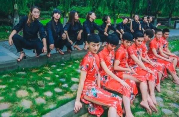 大学生另类毕业照走红，男生身穿旗袍争奇斗艳，让女生都自愧不如