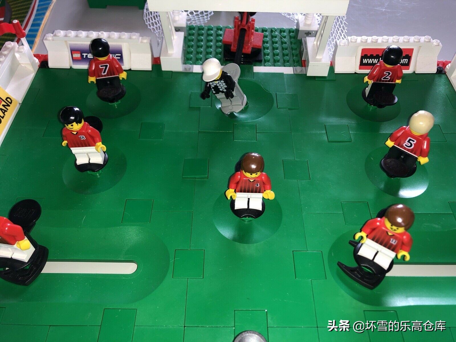 3425一共有570片乐高积木构成里面包含有22个人仔.