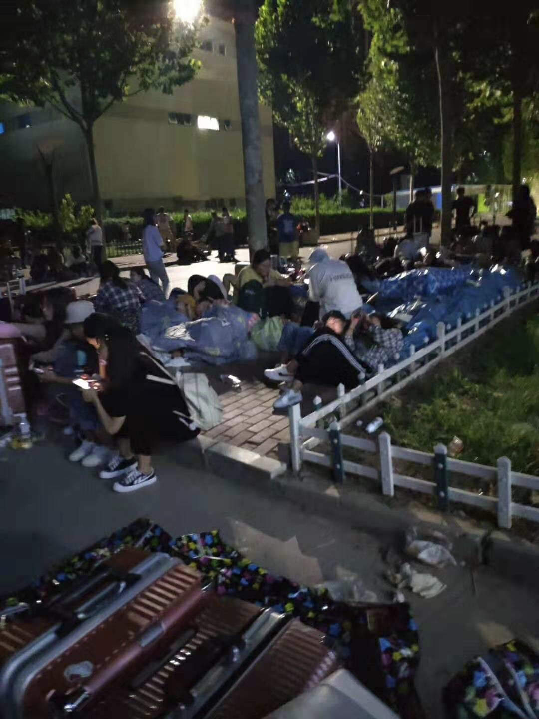 河北一高校被曝强制学生到富士康实习！不去扣毕业证，校方：自愿