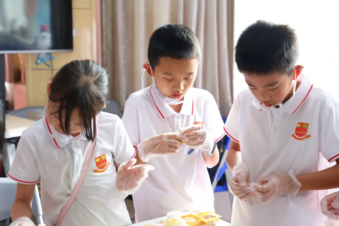 昌平区凯博外国语学校这个中秋孩子们有点甜