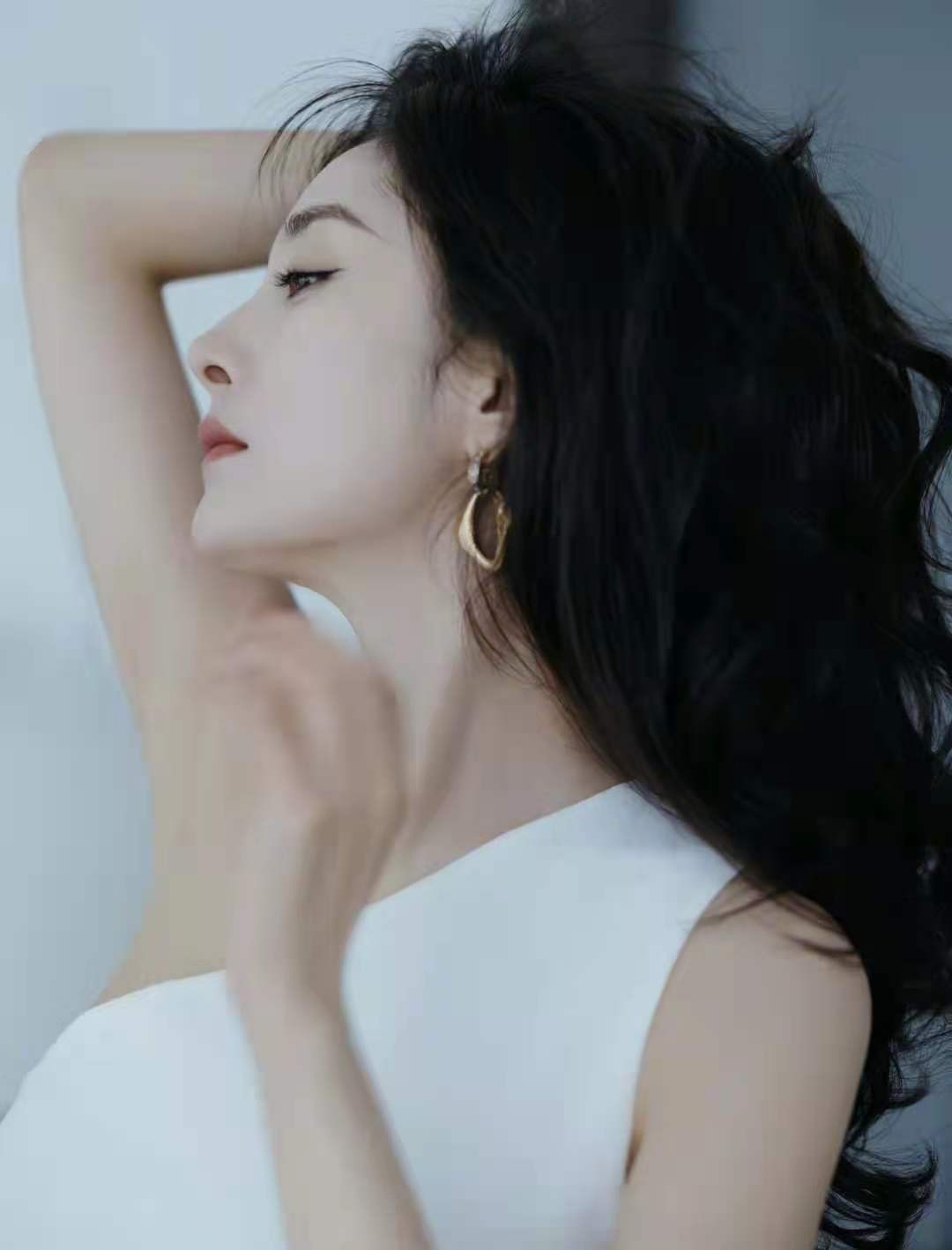 杨幂撩人功底又上涨!露腰不过瘾还要秀大长腿,名媛式喝水好高级