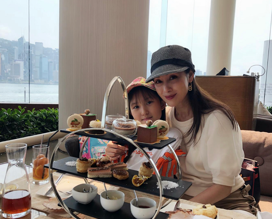 郭可盈黎姿同框，豪门千金与阔太的既视感明显，却都不太显年龄