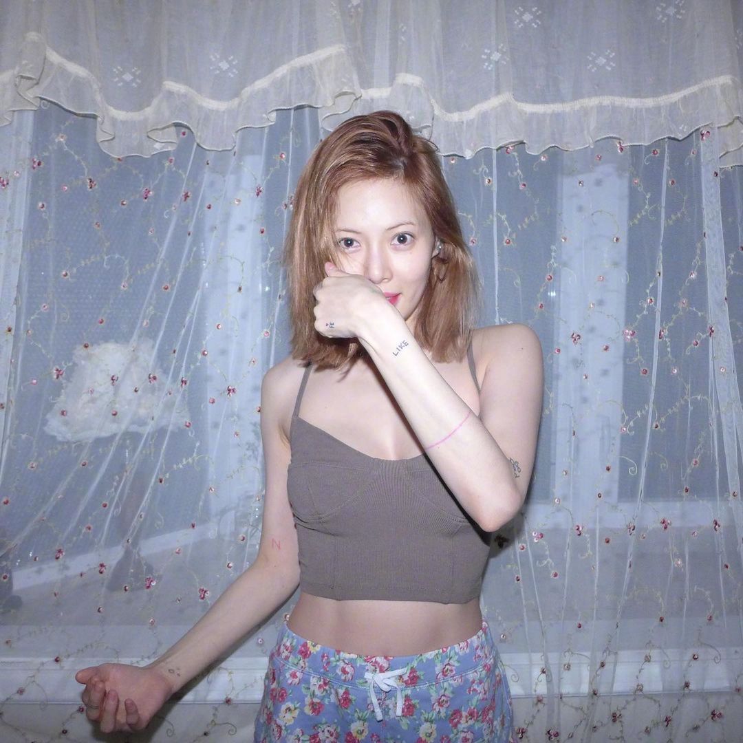 "南韩小野马"泫雅晒火辣美照,小背心炫出小蛮腰,身材管理顶级