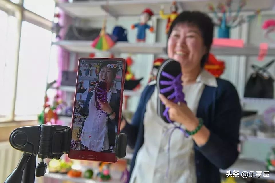 她把房间改造成时髦直播间，赶超李佳琦，一夜就是上百万关注量