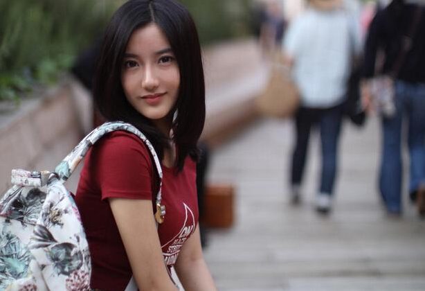 清华大学美女校花火了，颜值和明星不分伯仲，网友喊话：快出道吧