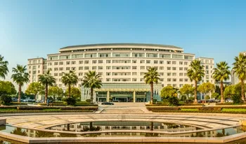 浙江中医药大学—中医是研究活人起家的，西医是研究小白鼠起家的