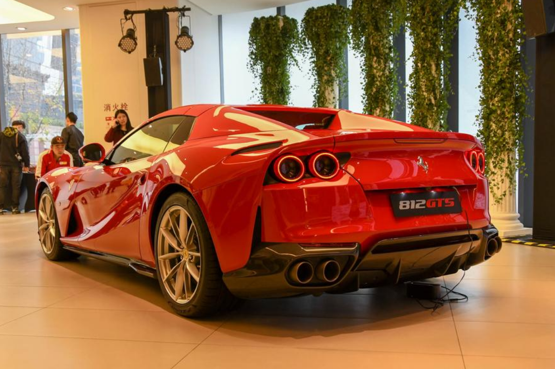 一款白天几乎看不到的超跑,法拉利812