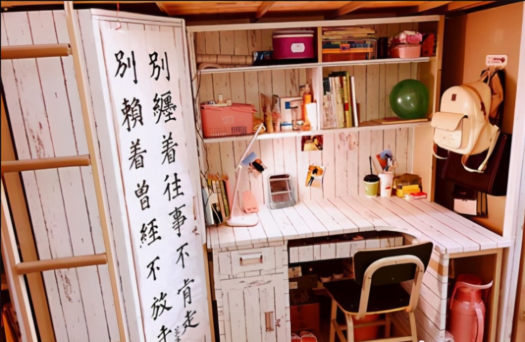 大学宿舍的“花样”装扮，00后的想法新奇，布置的温馨惹人羡慕