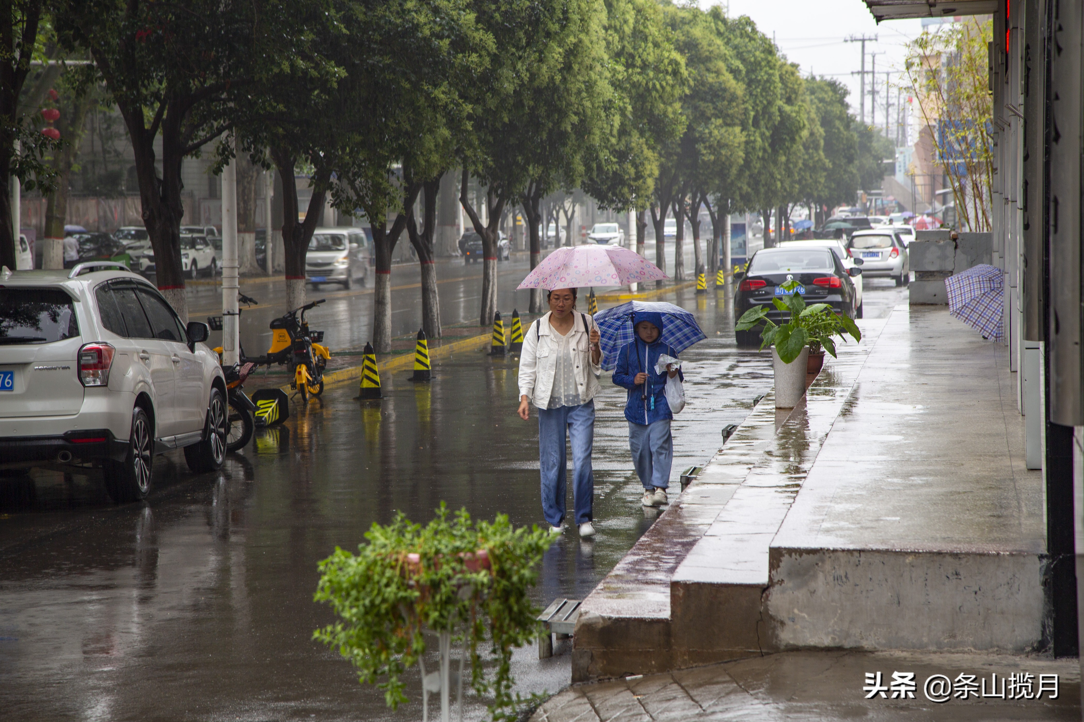 街拍随景：雨中那些匆匆的人们