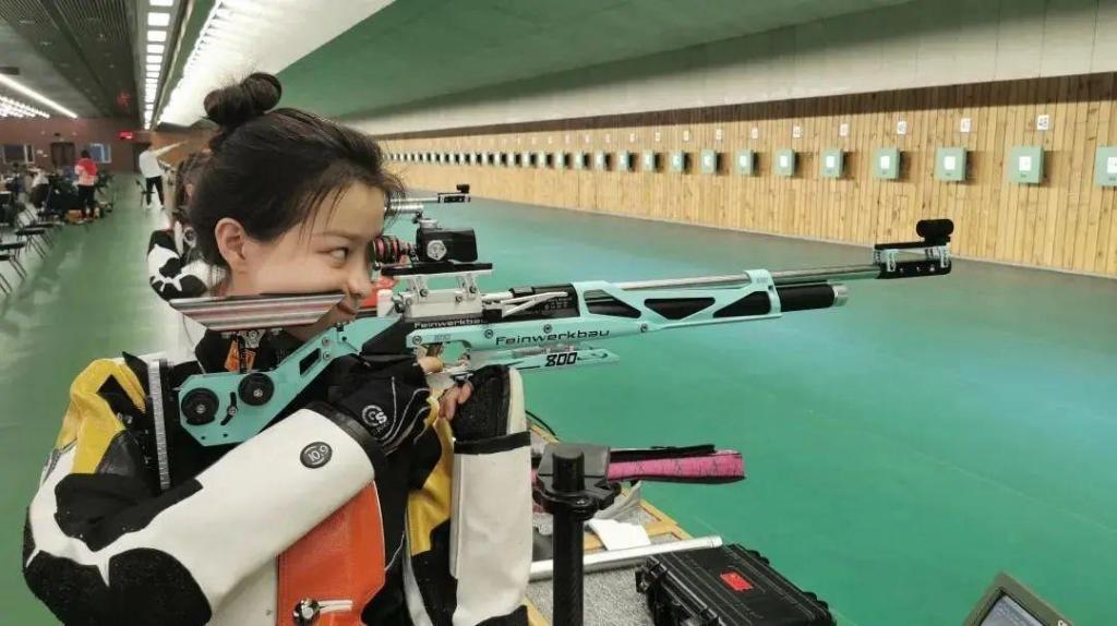 射击运动员杨倩(骄傲！21岁杨倩勇夺东京奥运会首金，她还是一个超级学霸)
