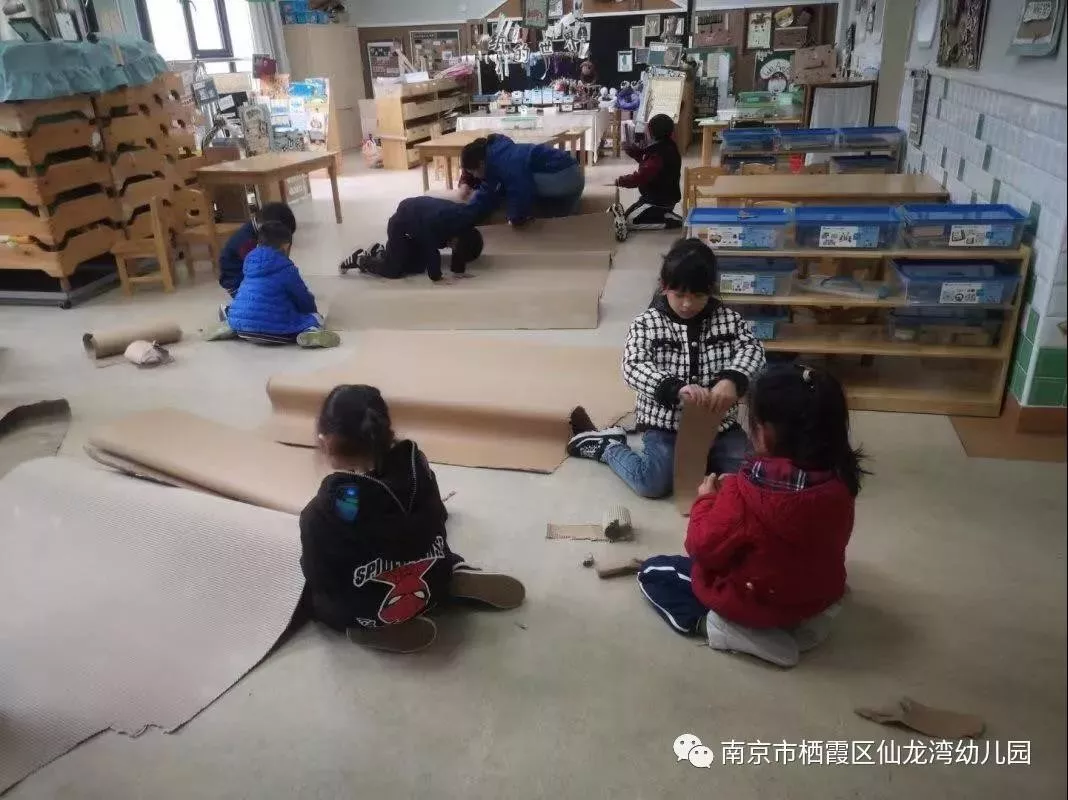 纸盒手工制作三层古鼓楼教程(你们幼儿园还没玩“纸”？这些课程活动案例推荐给你)