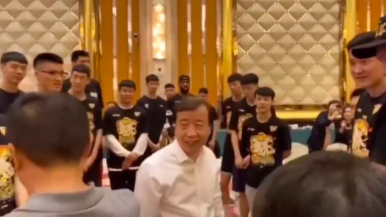 广东东莞篮球队员2号名单（广东庆功宴曝光！2号大人物下令4连冠，杜锋紧张了，全队哄堂大笑）-趣拿体育