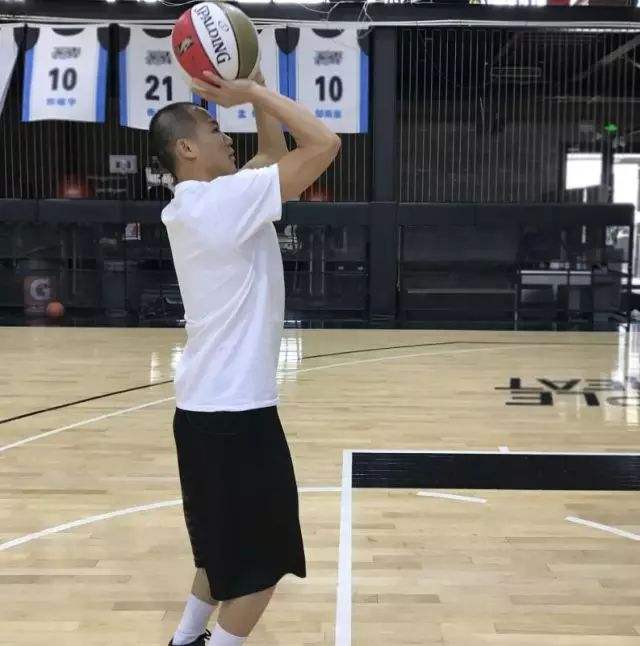 头盔哥为什么进不了cba（北京街头篮球“网红级”球员，却因身高劣势五年内三次落选CBA）