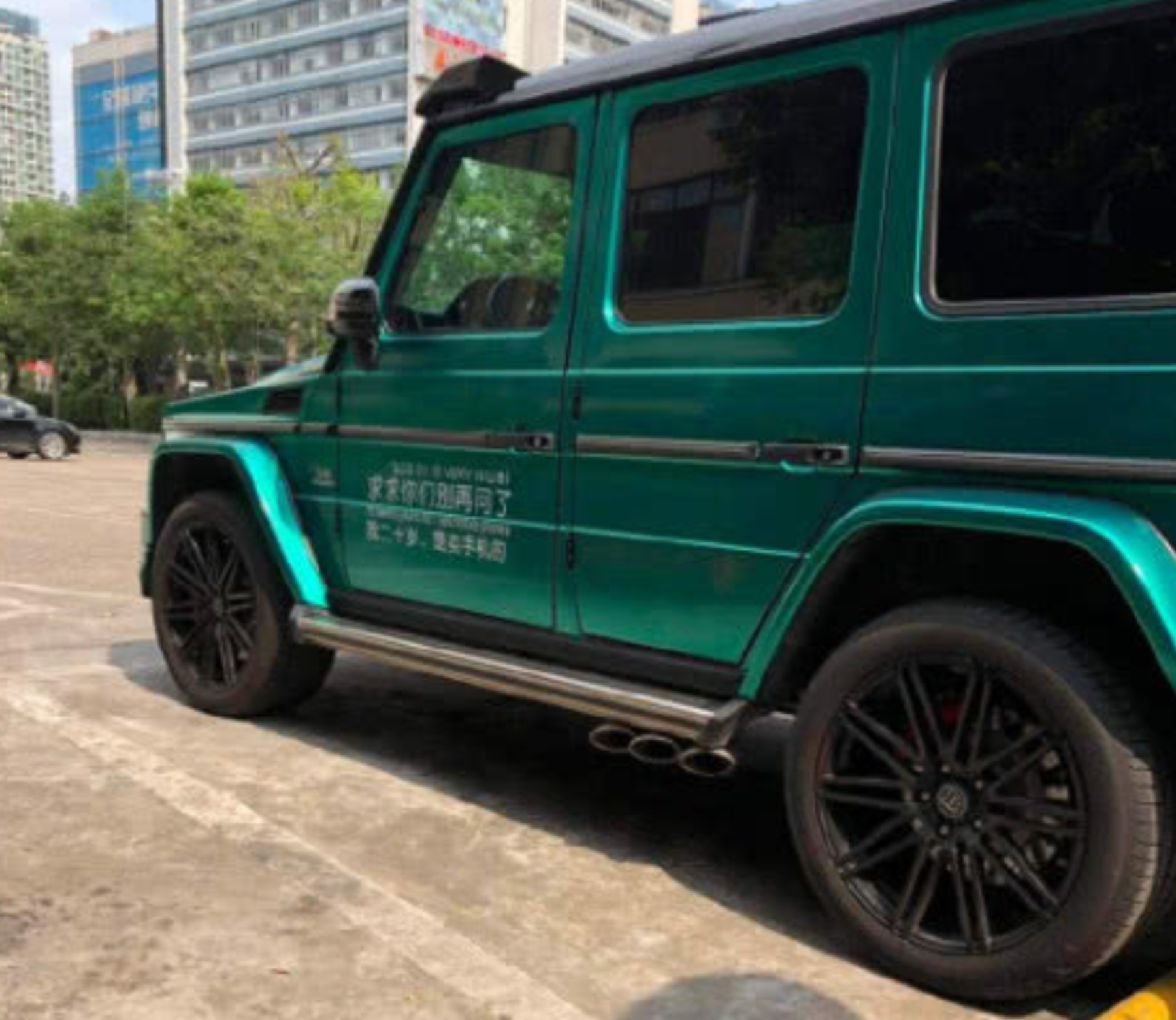 路边停了一辆奔驰大g,看到车门上的一行小字,路人:吹牛不犯法