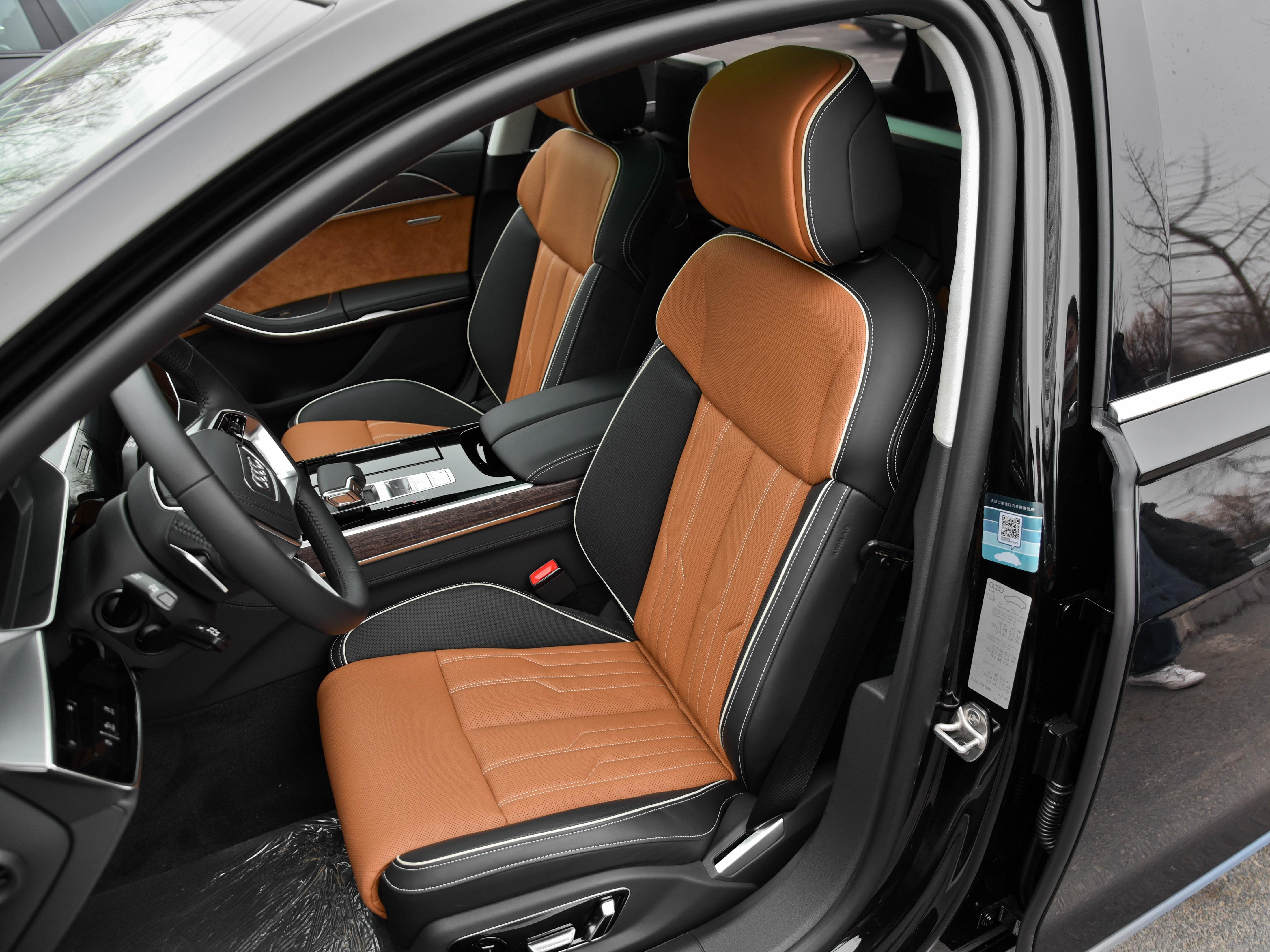 原装进口“大号奥迪A6L”，后排带冰箱和按摩，带你看奥迪A8