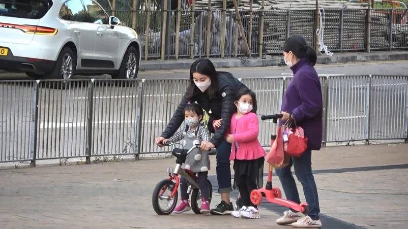 郭晶晶几个宝宝几男几女(旺夫，郭晶晶生了1儿2女！网友拍摄：霍启刚郭晶晶1家5口同框)