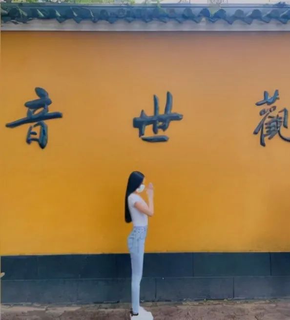 “佛媛”的8个迷惑行为，一个比一个离谱，有人还穿着吊带裙抄经