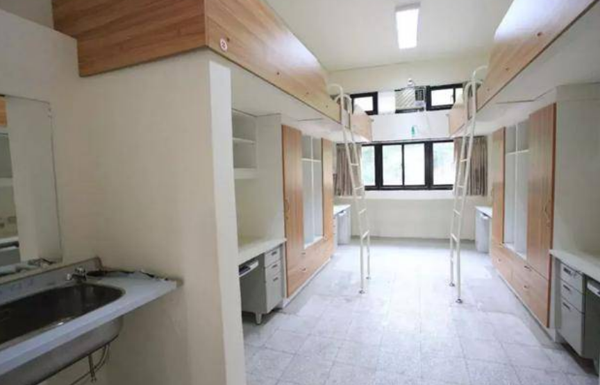 “垃圾桶不能有垃圾”，大学查寝有必要吗？网友：学校越次事越多