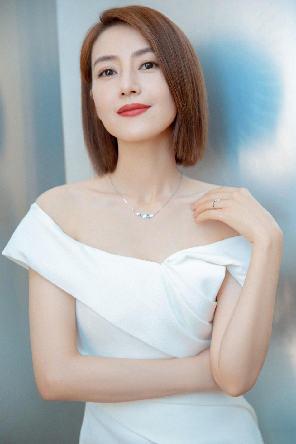 被高圆圆的写真美到了!棕色头发配白色"露肩"裙,尽显女神范儿