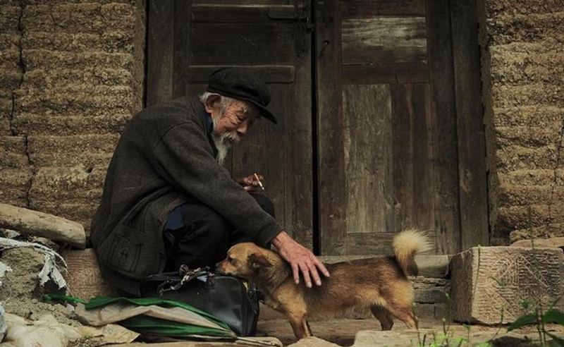 农村老人总是仇视照顾自己的子女，“孝不如顺，远香近臭”