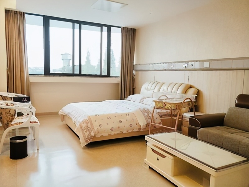 “一个月才挣4000，凭啥住上万的月子中心？那是有钱人标配”