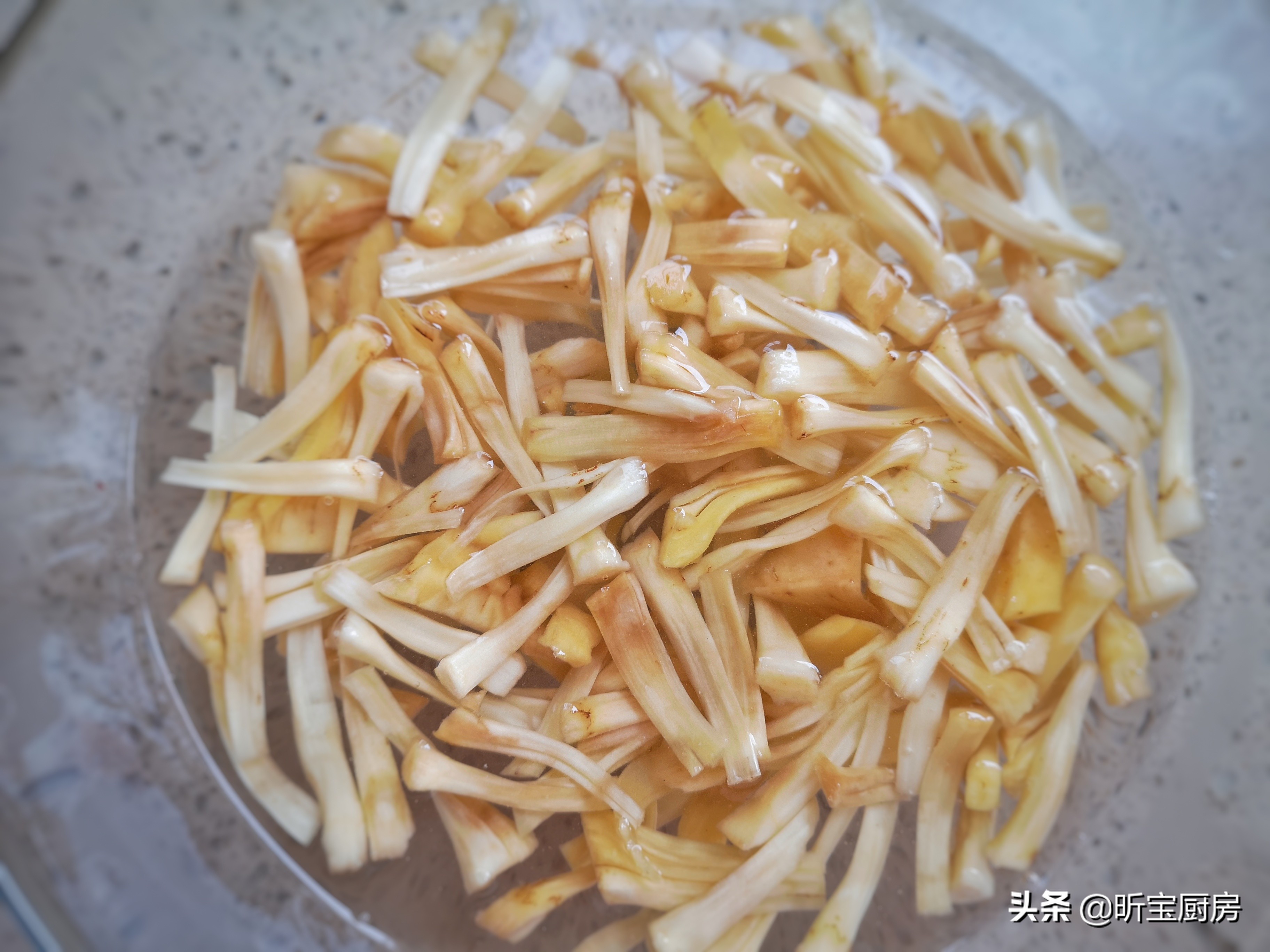 这水果一个20斤，印度人拿它当主食，我们却扔掉十多斤，太浪费了