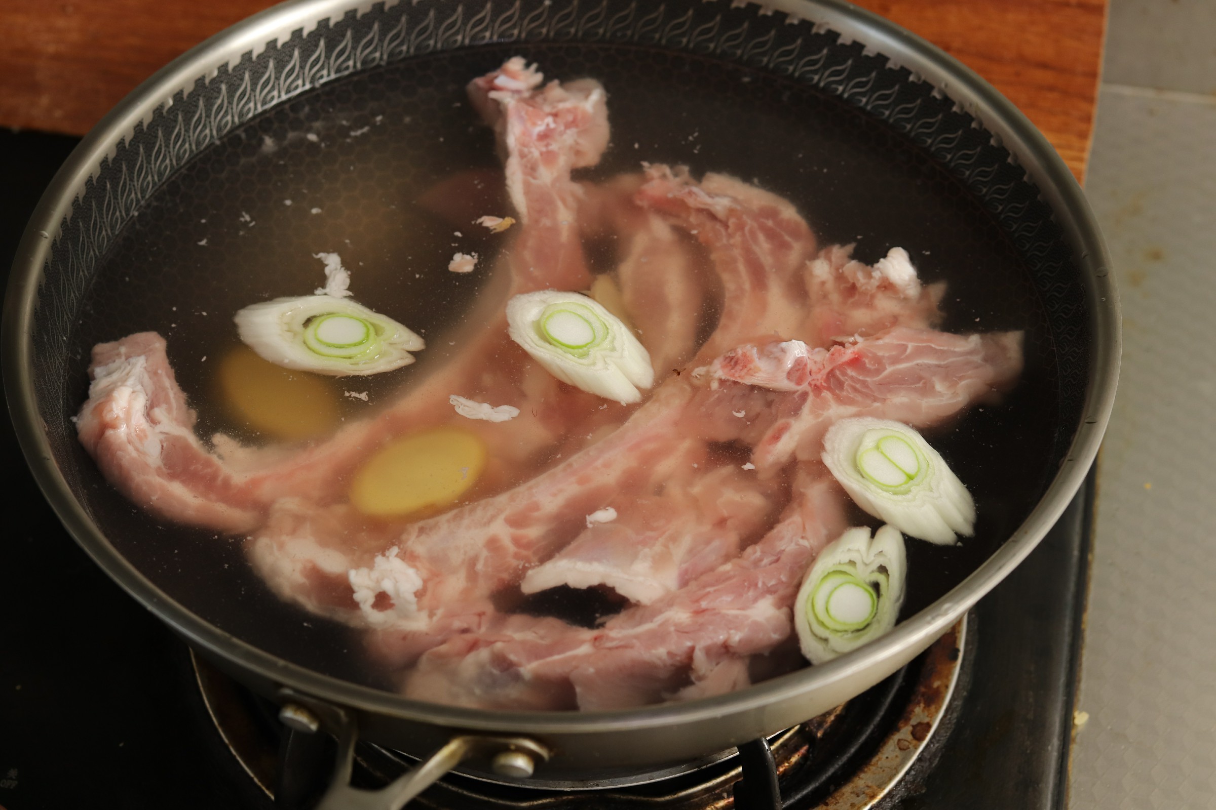 炖排骨时，记住“1泡2炒3焖”，排骨软烂入味，酱香浓郁