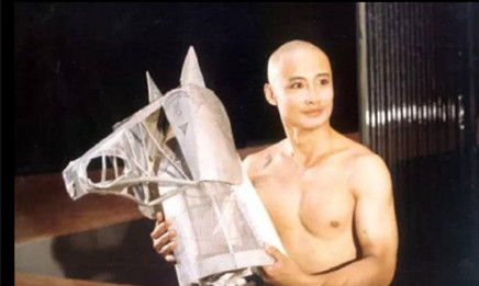 还记得周野芒扮演的林冲吗？80年代工资50元，前妻很著名