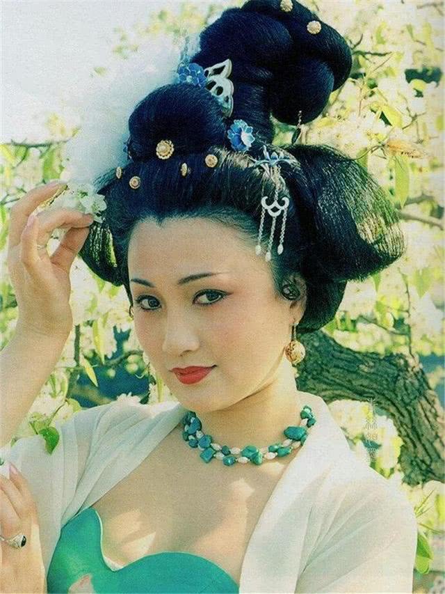 80年代的林芳兵有多美?被称为杨贵妃转世,把"国色天香"演活了