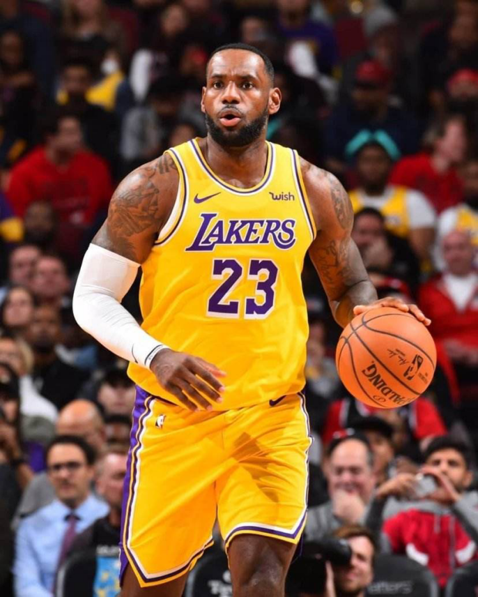 nba球员有哪些年度奖项(冠军 MVP FMVP DPOY，四大奖项NBA历史谁拿最多？詹姆斯也只排第5)