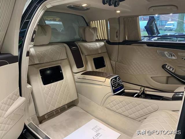 实拍 </p><p>　　 迈巴赫S650普尔曼双色加长版，除了顶级奢华没啥了