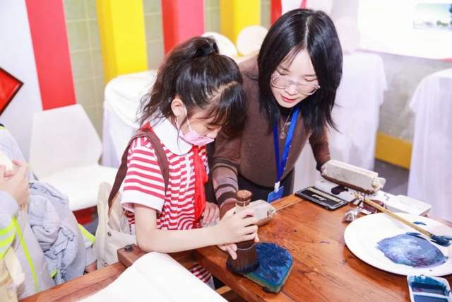 出版印刷职业教育精彩万分！VR体验、木版水印，跟随我们一起来看