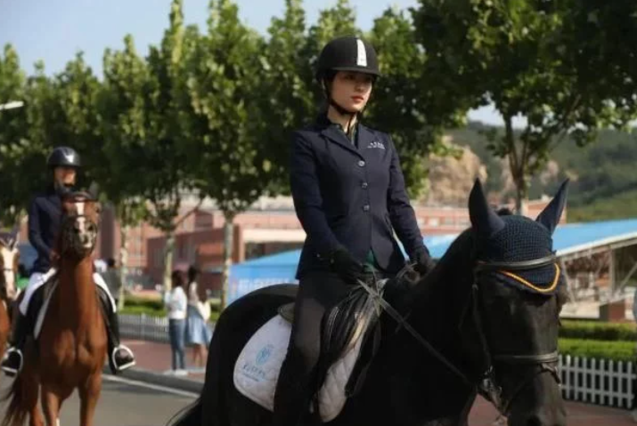 又是一年开学季，安徽财经大学迎新标语走红，每条都不让学生失望
