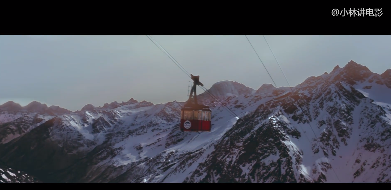 惊悚电影：缆车卡在千米高空，2男2女被困，为了活命有人起了邪念