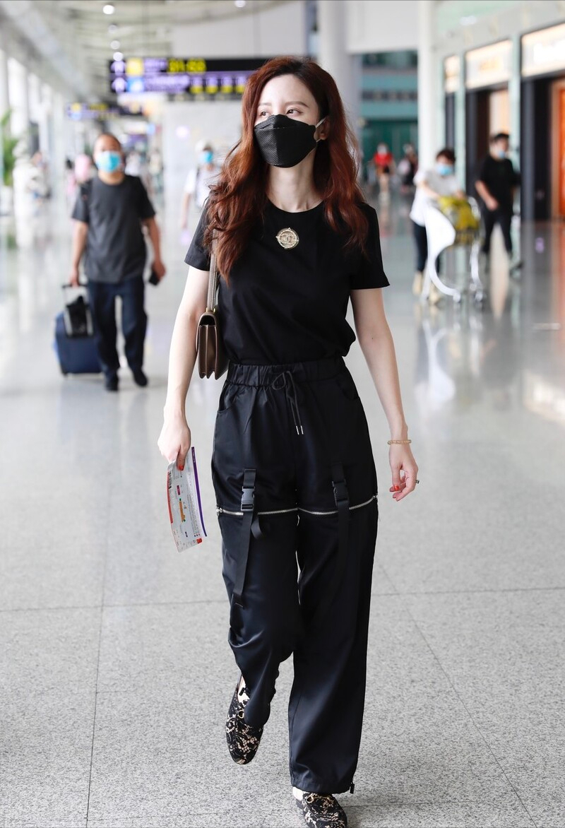 这一点可以通过穿搭来体现,女生穿工装裤一定要放开了去搭,款式上可以