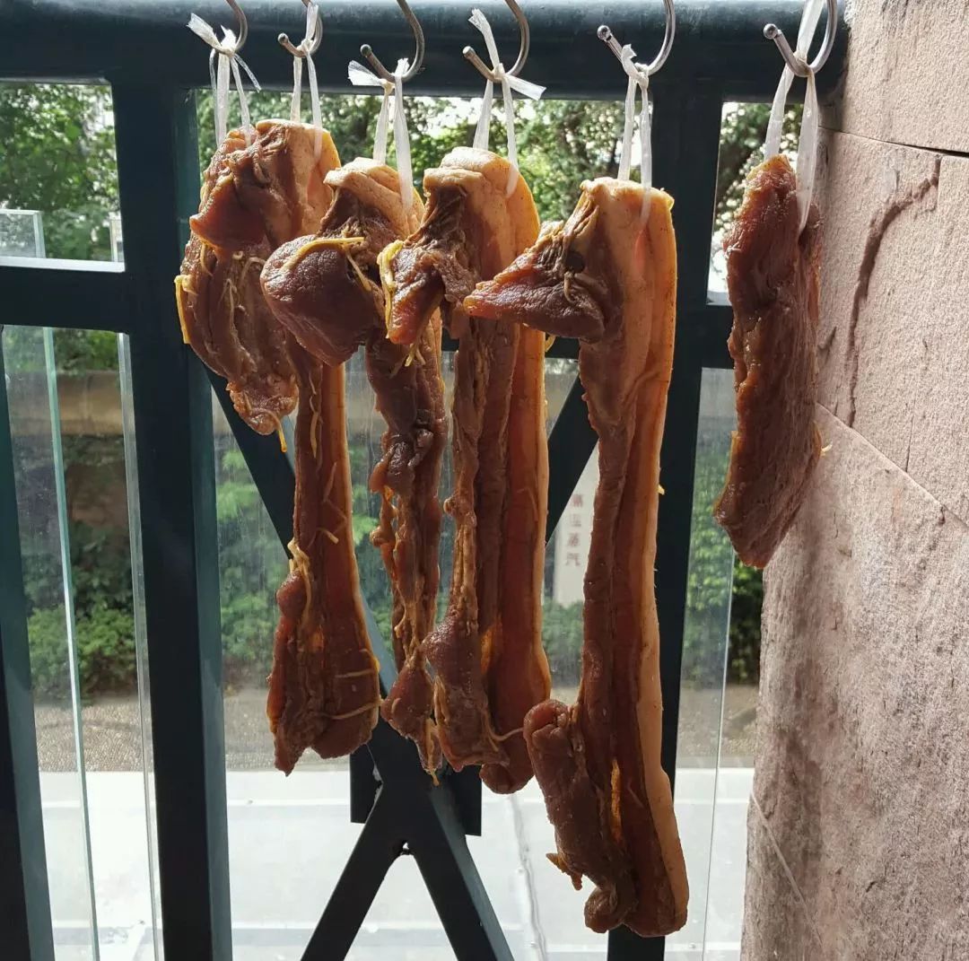 腊肠腊肉蒸饭 ·by sharon阿呀· 食材清单 ·大米1杯 腊肉1小块 香肠